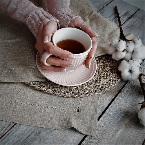 How and Why Tea Rinses Benefit the Hair